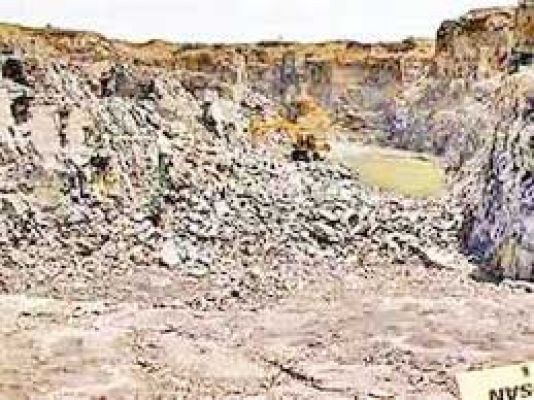  खदान में ब्लास्टिंग से दीवारों में पड़ रही दरारें, गांवों तक पहुंच रहे पत्थर के टुकड़े