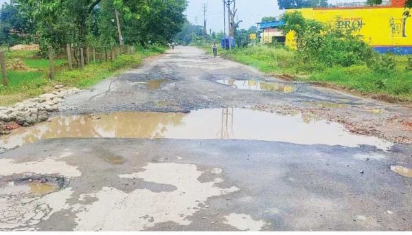 जर्जर सडक़ों पर लगातार हो रही दुर्घटनाएं, कई आंदोलन के बावजूद नहीं बन पा रही सडक़