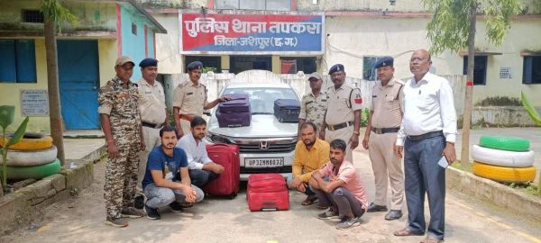 लग्जरी कार में कर रहे थे गांजा तस्करी, 4 बंदी