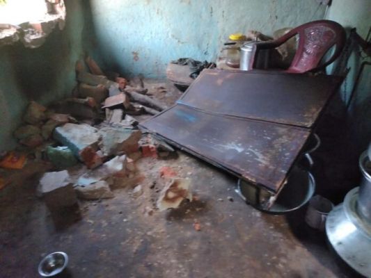 नहीं थम रहा जंगली हाथियों का उत्पात, स्कूल के किचन शेड में ढहाया