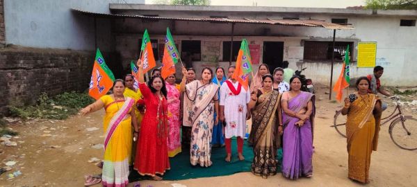 नशा मुक्त छतीसगढ़ बनाने भाजपा महिला मोर्चा का शराब दुकान के आगे प्रदर्शन