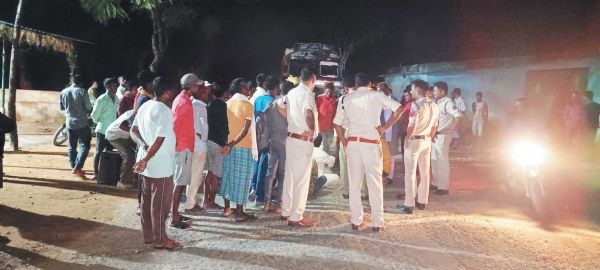 ट्रक की ठोकर से अधेड़ घायल, मुआवजा की मांग, ग्रामीणों का चक्काजाम