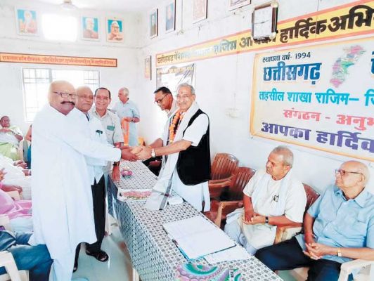 गुरूओं को प्रथम श्रेणी में रखते हुए भगवान से भी बढक़र स्थान दिया है-चंदूलाल