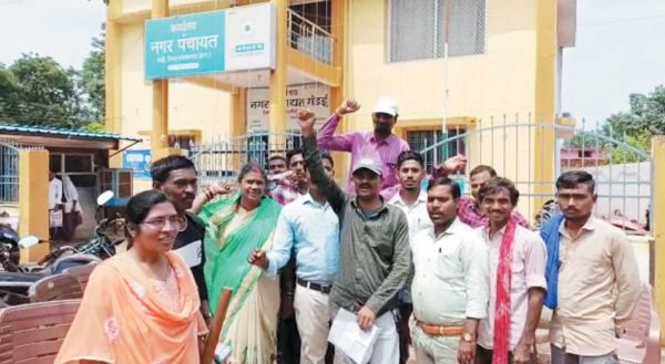 नियमितीकरण समेत अन्य मांगों को ले  कर्मियों ने किया काम बंद 
