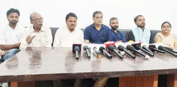 जिला मुख्यालय बनाने की मांग को लेकर चिरमिरी में अनशन