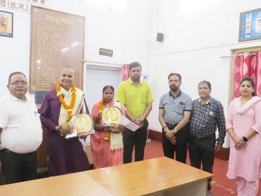 सेवानिवृत्त राजस्व निरीक्षक रमाकांत व भृत्य देविका को दी विदाई