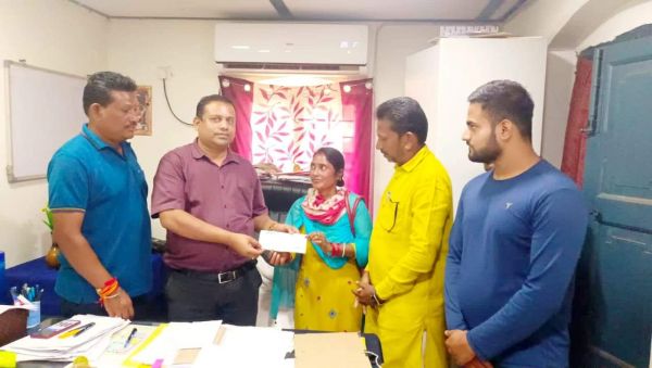 प्रशासन से राहत राशि पाकर शशि नाग की फिर जागी  उम्मीद