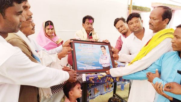 शिक्षक के विदाई में ग्रामवासी हुए भाव विभोर