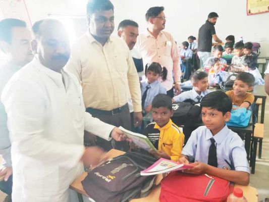 विधायक कमरो ने स्वामी आत्मानंद इंग्लिश मीडियम स्कूल का किया उद्घाटन
