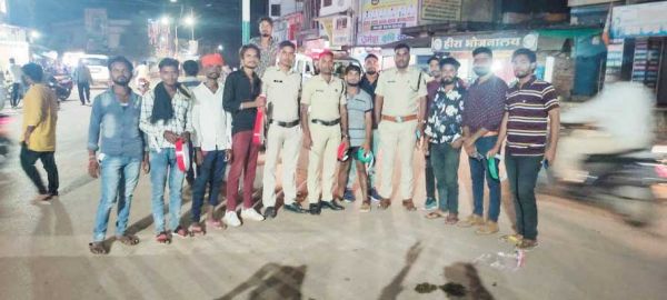 मवेशियों के गले में रेडियम बांधने का अभियान, सडक़ दुर्घटना से बचाव के लिए पहल