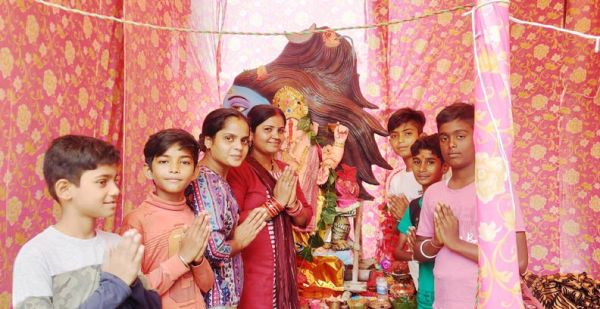 गणपति स्थापना के साथ चौरसिया परिवार ने किया भंडारा