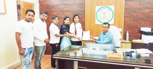 महिलाओं पर हो रहे अत्याचारों पर नियंत्रण के लिए राष्ट्रपति के नाम कलेक्टर को ज्ञापन