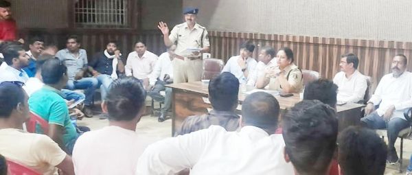 शांति समिति की बैठक में राजनीतिक खींचतान