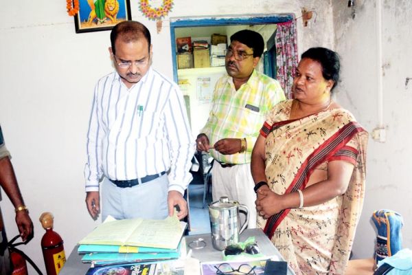 शिक्षकों की अनुपस्थिति से नाराज कलेक्टर रजिस्टर साथ ले गए