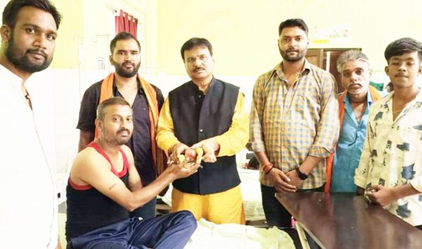 भाजपा पूर्व जिलाध्यक्ष ने जन्मदिन पर मरीजों को बांटे फल