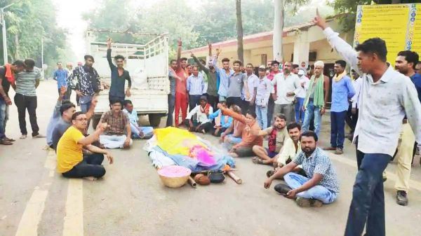 काम करते मजदूर की बिगड़ी तबियत, अस्पताल में मौत, फैक्ट्री के सामने शव रख परिजनों का प्रदर्शन