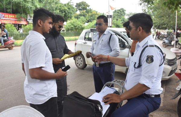 निगम के बाद ट्रैफिक पुलिस भी एक्शन में