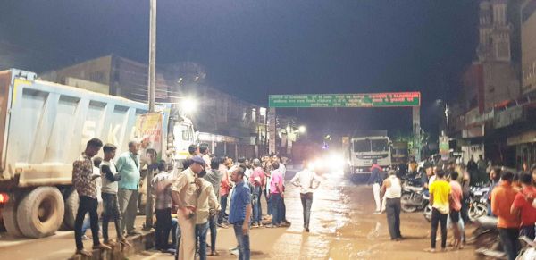 युवाओं ने रोका हाईवा, 3 घंटे चला प्रदर्शन, 4 गाड़ी जब्त
