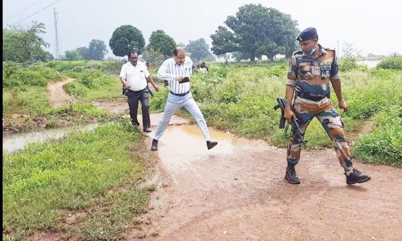 गिरदावरी में नहीं चलेगी लापरवाही कलेक्टर ने खेत में उतरकर किया निरीक्षण