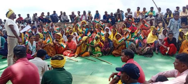 हसदेव में पेड़ों की कटाई के लिए फिर लगी फोर्स, मजदूर मशीन लेकर खदान में रुके