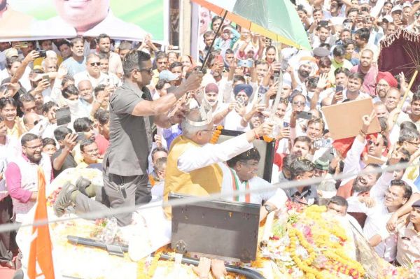 जिला उद्घाटन के लिए पहुंचे सीएम का रोड-शो, गजमाला, पुष्पवर्षा से स्वागत