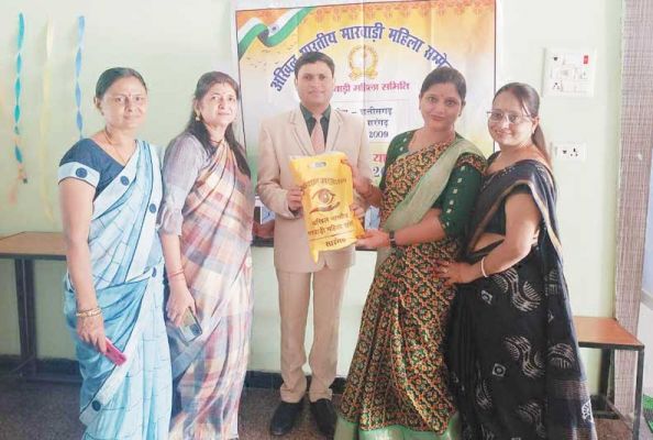  अभामा महिलाओं  ने स्कूली बच्चों को नेत्र जागरूकता बैग बांटे