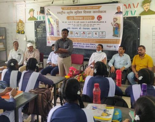 कलेक्टर जयवर्धन ने दवा खिलाकर किया कार्यक्रम का शुभारंभ