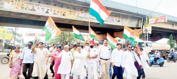 कांग्रेस ने शहर में निकाली पदयात्रा