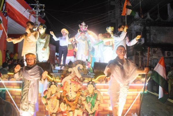 झांकियों में छत्तीसगढ़ महतारी, गेड़ी नृत्य और गांधी-बाल गंगाधर तिलक के गणेश उत्सव पर्व के इतिहास की झलक