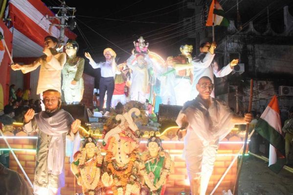 झांकियों में छत्तीसगढ़ महतारी, गेड़ी नृत्य और गांधी-बाल गंगाधर तिलक के गणेश उत्सव पर्व के इतिहास की झलक