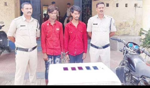 बाईक के पीछे लिख रखा था मुझसे दूर रहना मैं नशे में हूं, और दो पकड़ाए