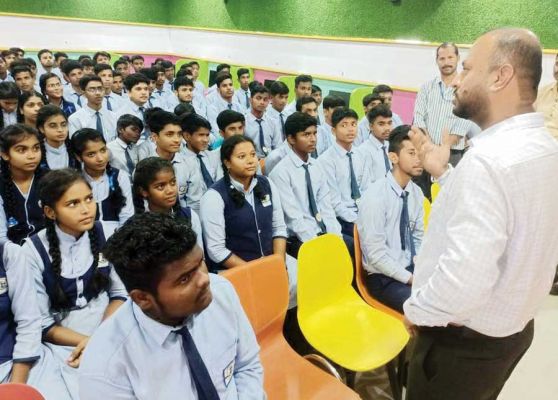 स्वामी आत्मानंद विद्यालय के निरीक्षण पर पहुंचे कलेक्टर