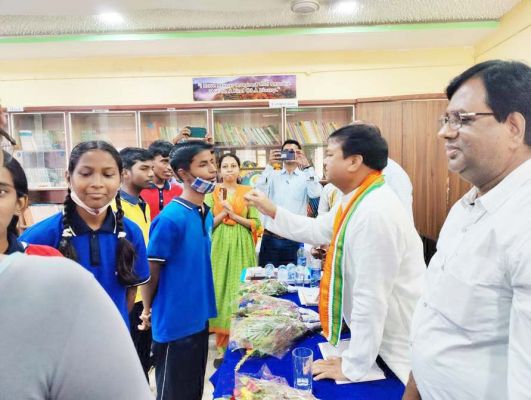 जशपुर विधायक ने बच्चों को खिलाई एलबेंडाजॉल की गोली