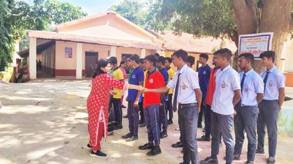 आंगनबाड़ी केंद्र और स्कूली बच्चों को खिलाई कृमिनाशक दवा