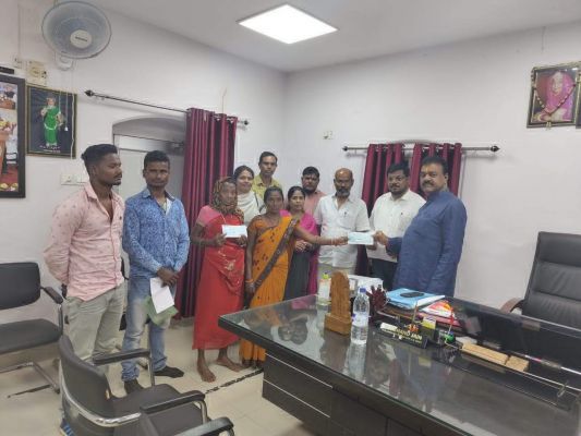 रेखचंद के प्रयासों से आकस्मिक दुर्घटना में मृत दो छात्रों को मिली दो लाख की आर्थिक सहायता