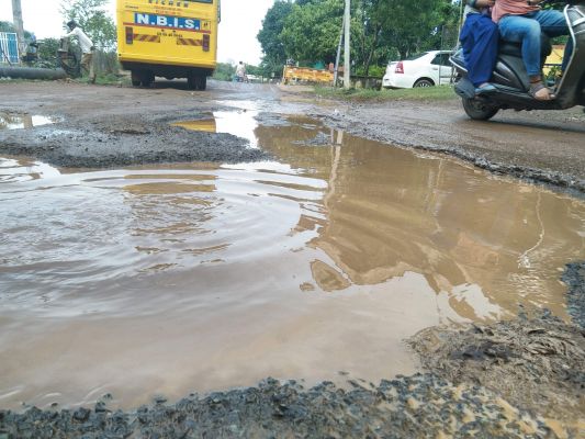 बारिश में जानलेवा गड्ढे में बदली सडक़ें