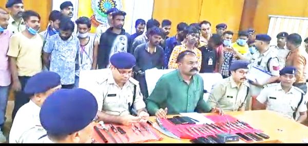 झांकी की भीड़ में चाकू से लैस चार दर्जन युवक पकड़ाए