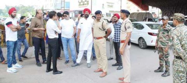 मौदहापारा,पीली बिल्डिंग तिराहे पर ट्रैफिक सिग्नल 