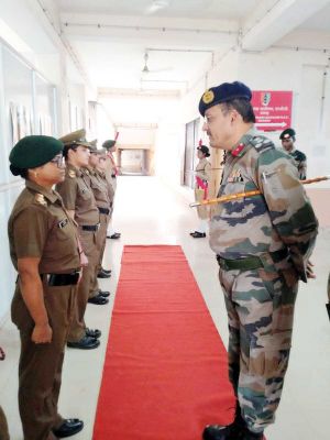 एक भारत श्रेष्ठ भारत कैंप में ब्रिगेडियर एके दास का निरीक्षण