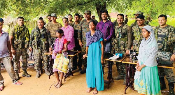 जनसभा व सिविक एक्शन प्रोग्राम, ग्रामीणों की समस्याएं सुनीं, सामान बांटे