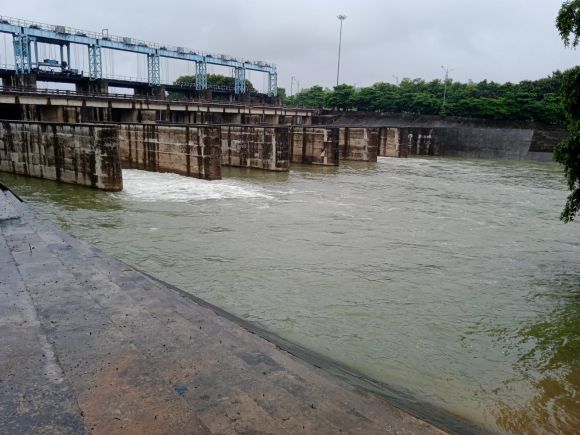 मूसलाधार बारिश से बैराज छलके