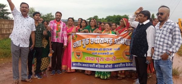 शराब दुकान पहुँचकर प्रदेश सरकार के खिलाफ की नारेबाजी 