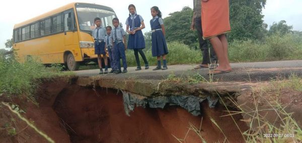 सडक़ के नीचे की मिट्टी बही, हादसे की आशंका