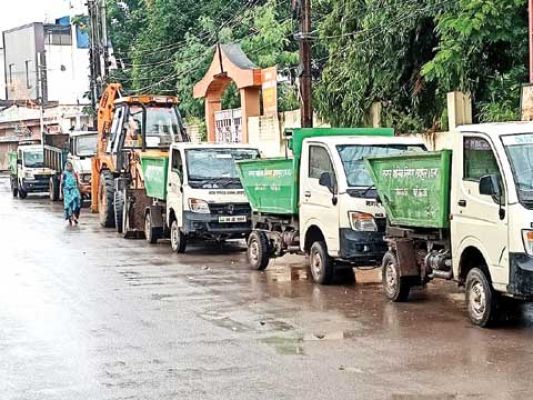 सफाई गाडिय़ों के ड्राइवर हड़ताल पर बैठे
