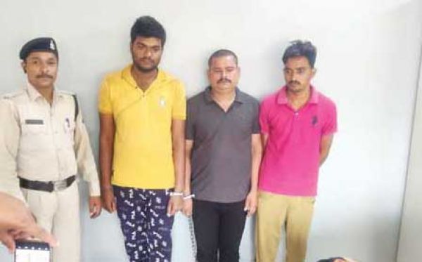 14 किलो गांजा के साथ 3 पकड़ाए सिलतरा में बस का इंतजार कर रहे थे