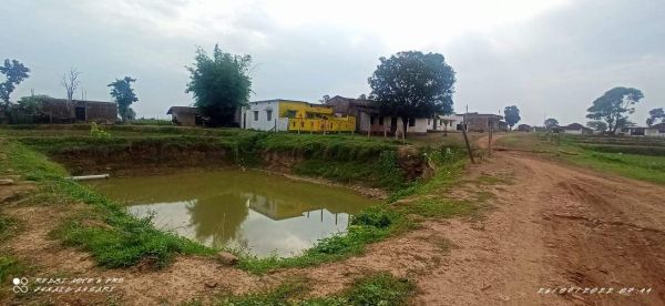 प्राथमिक शाला एवं आंगनबाड़ी से महज 20-25 मीटर दूरी पर डबरी निर्माण, हादसे की आशंका