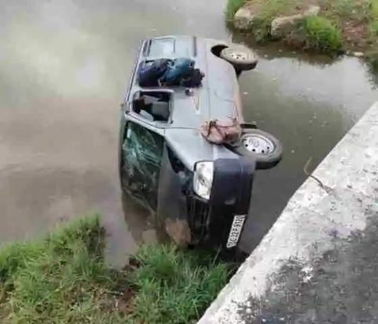 तेज रफ्तार स्कूली वैन नाले में, कई बच्चे घायल