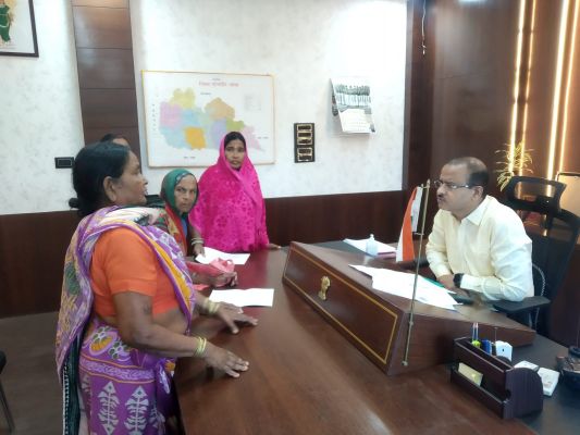 आंसू लेकर आई बुजुर्ग महिला खुश होकर लौटी