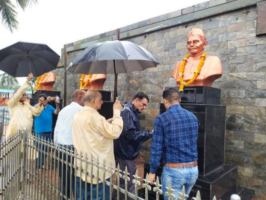 जयंती पर मिश्र को याद करते अर्पित की पुष्पांजलि