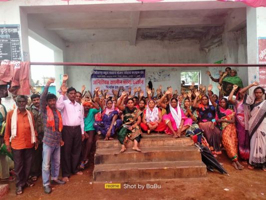 कलेक्टर दर की मांग को ले रसोईये अनिश्चितकालीन हड़ताल पर